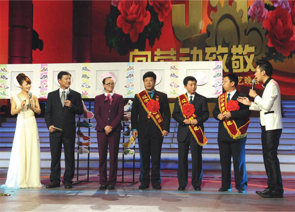 徐董在辽宁省电视台五一劳模表彰会上接受采访