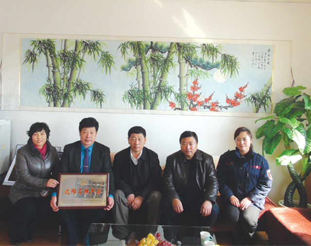工业县长葛海军与李勇局长来乾鼎授名牌产品