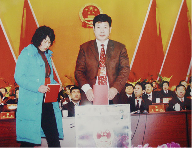 徐董在人大会上认真履职庄严投票