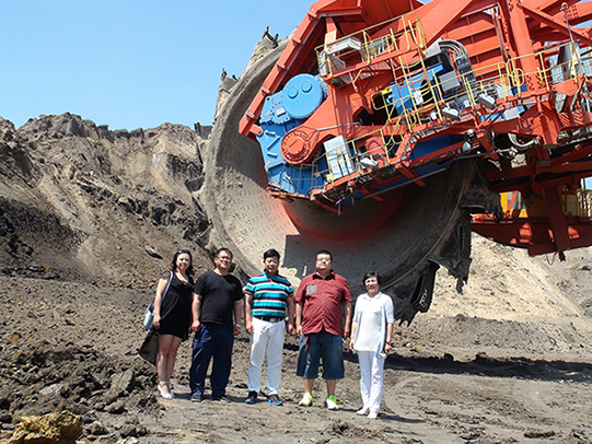 徐董亲临轮斗挖掘机成套产品使用现场